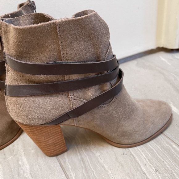 Size 7 Carlos Booties - Picture 2 of 4